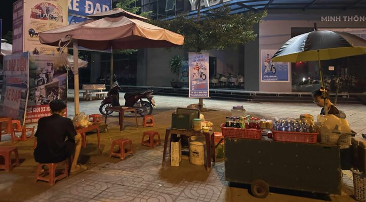 BÀ BÁN XÔI CẦU GIÁT: 8 NĂM ĐỎ ĐÈN ĐÊM KHUYA DƯỚI CHÂN CẦU