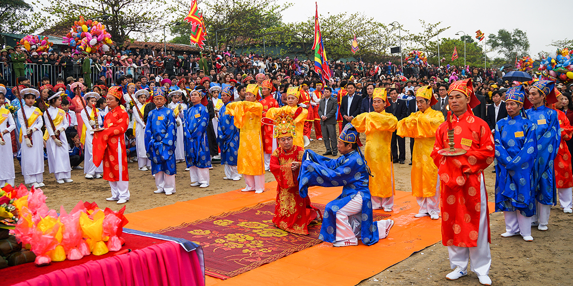 Nghi lễ cúng tế dâng hương, tục chạy ói độc đáo